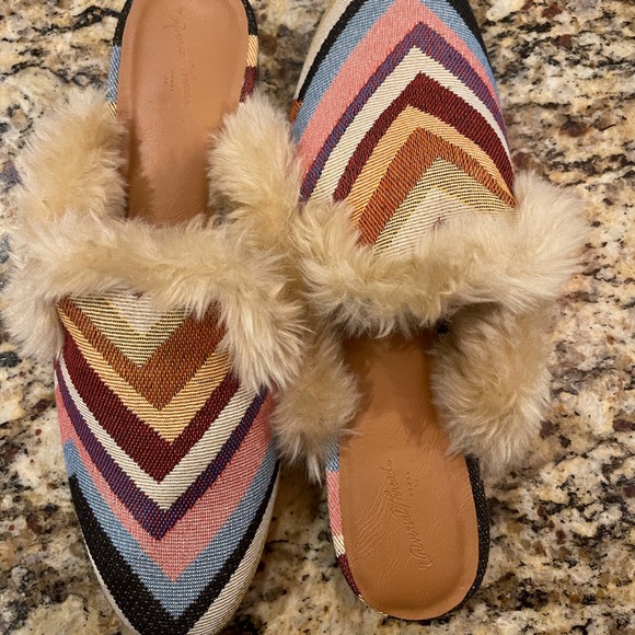 Universal Thread Shoes - NWOT Target Mules. Size 8.5.